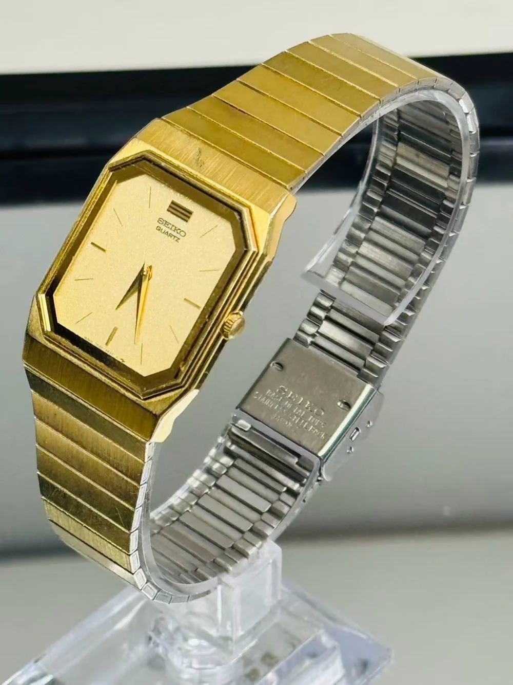 Vintage Seiko Quartz Gold Tone Dress Men Watch 26mm Runs New Battery With box
